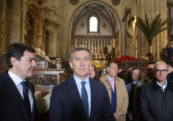 Feijóo junto a Alfonso Mañueco en la procesión de La Borriquilla en Salamanca.