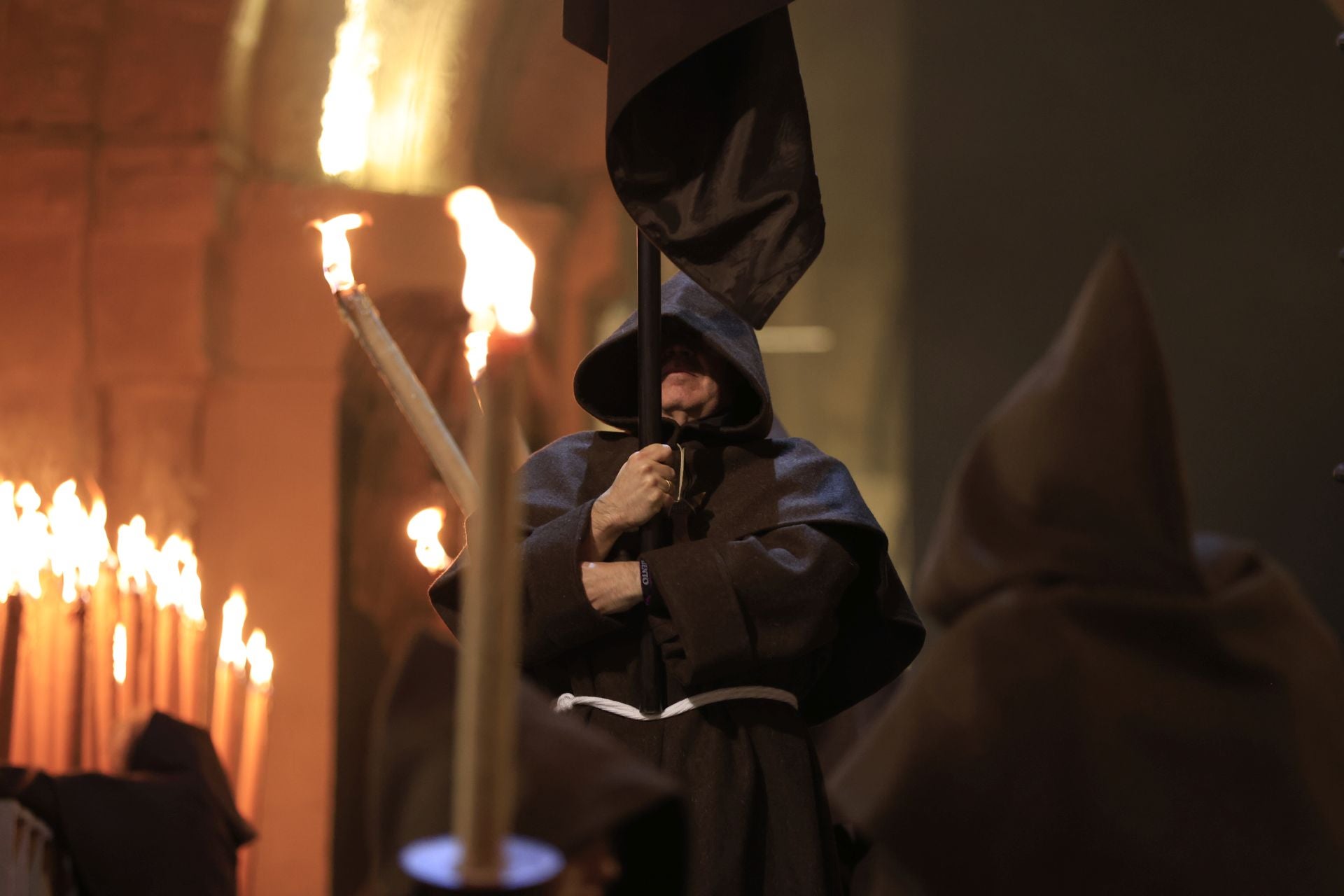 La lluvia respeta al Cristo de la Humildad, que completa una solemne procesión