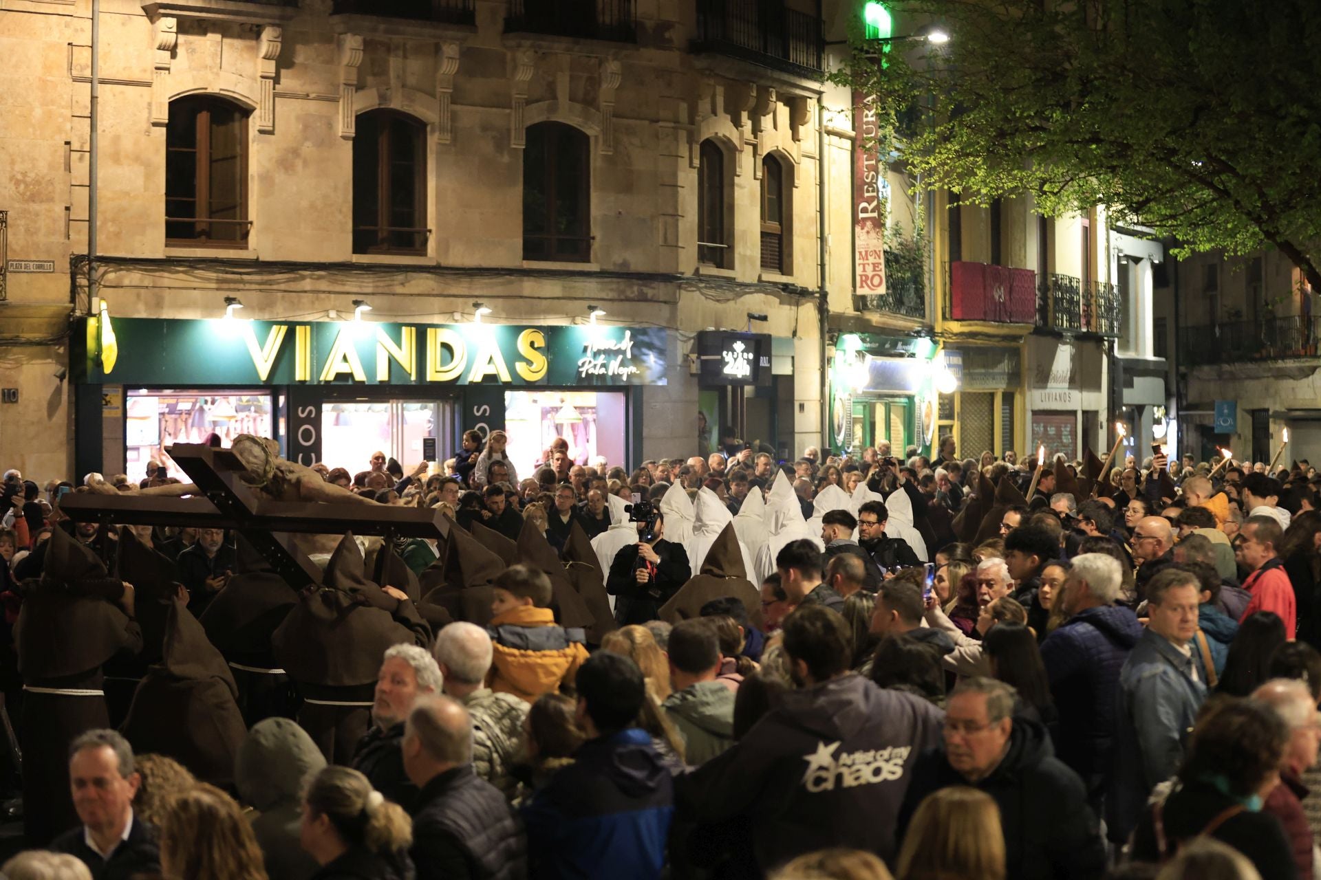 La lluvia respeta al Cristo de la Humildad, que completa una solemne procesión