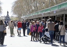Público asistente a la 32 Feria del Libro Antiguo y de Ocasión de Valladolid.