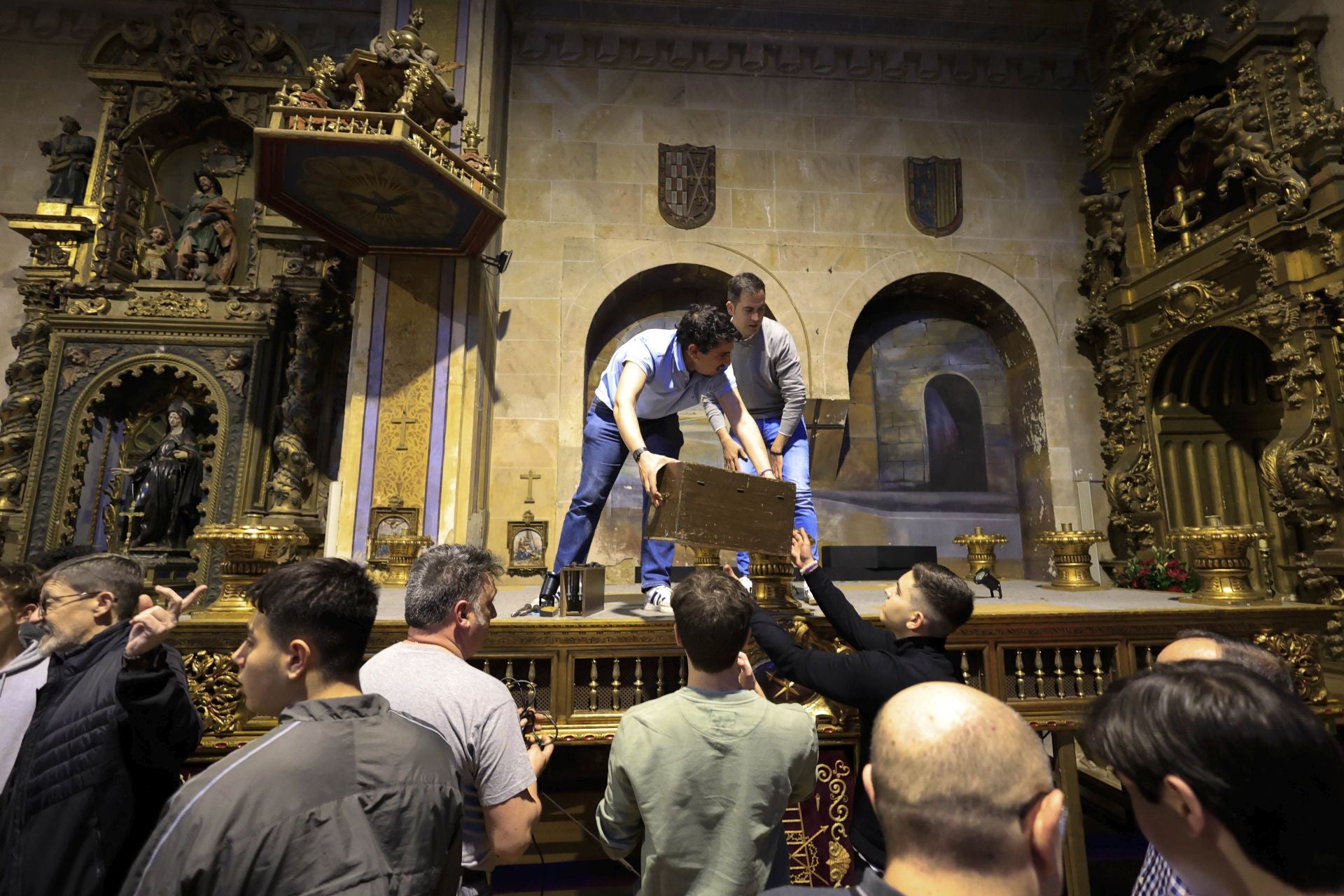 Las imágenes del montaje de los pasos de Semana Santa en Salamanca