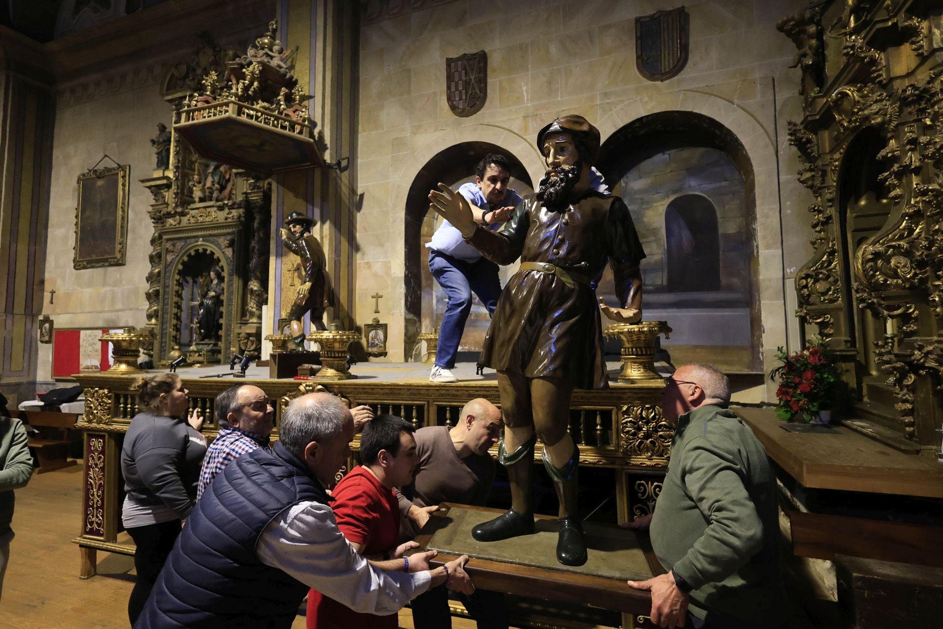Las imágenes del montaje de los pasos de Semana Santa en Salamanca