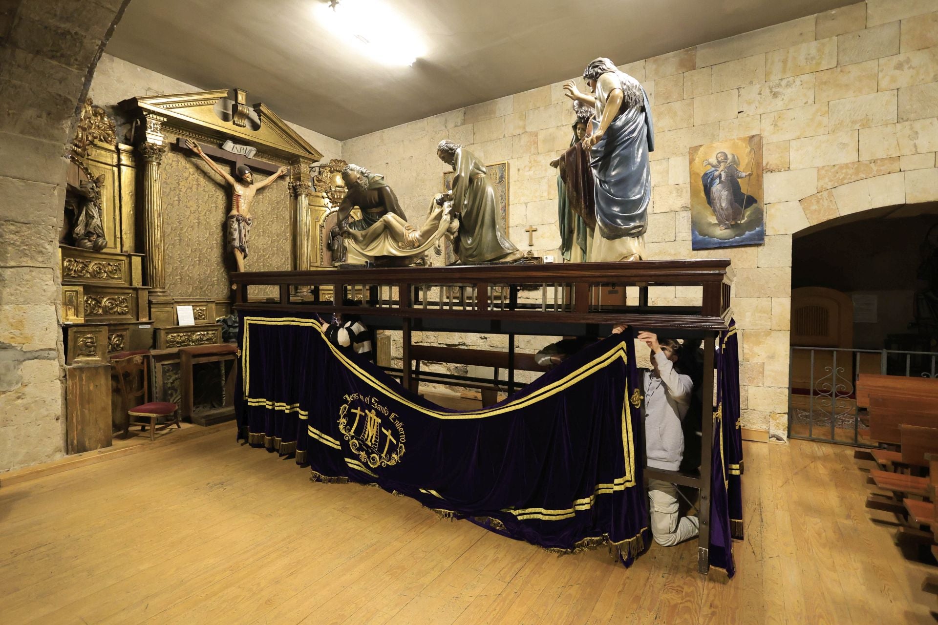 Las imágenes del montaje de los pasos de Semana Santa en Salamanca