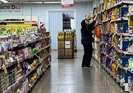 Una mujer compra alimentos en un supermercado en una imagen de archivo