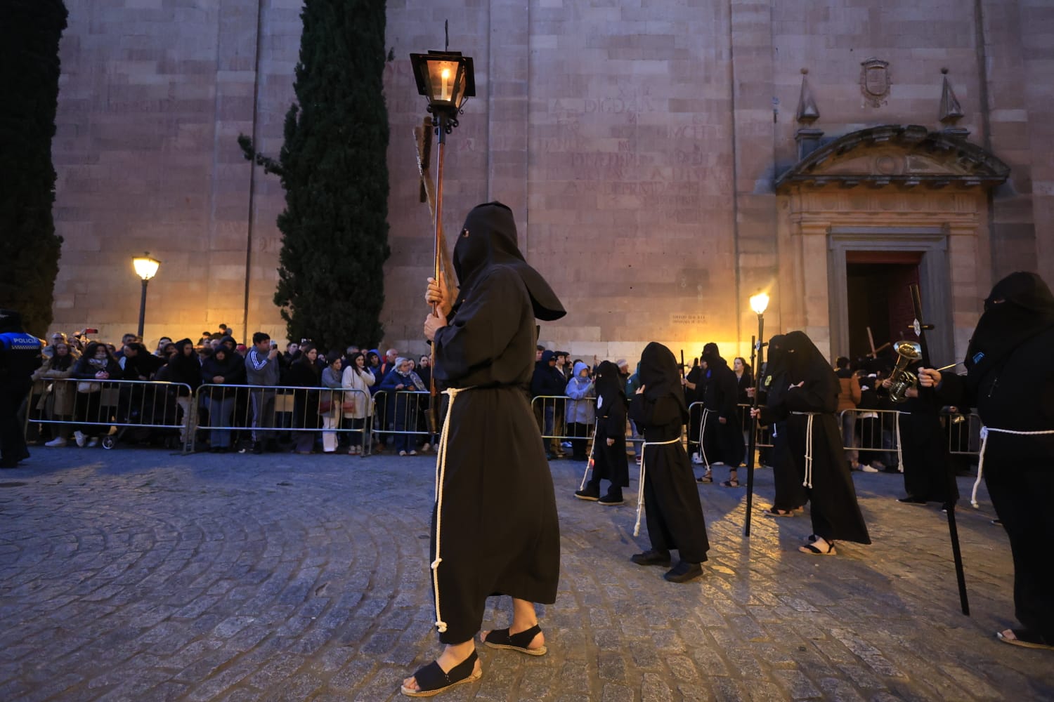 La Hermandad Universitaria recorre el centro de Salamanca en el Martes Santo