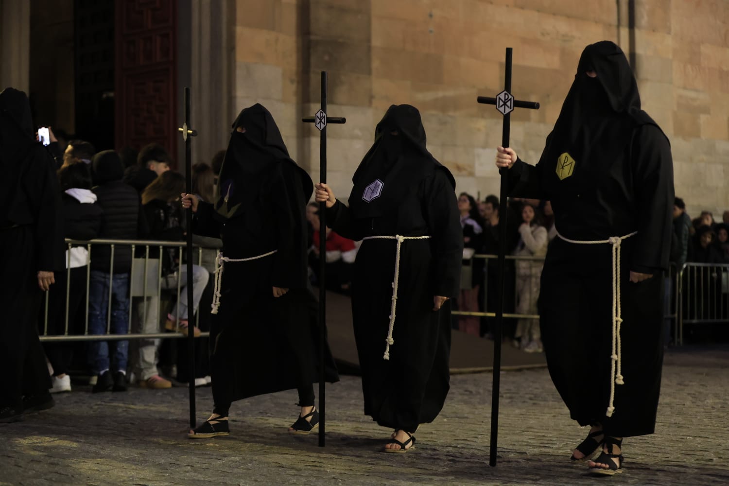 La Hermandad Universitaria recorre el centro de Salamanca en el Martes Santo