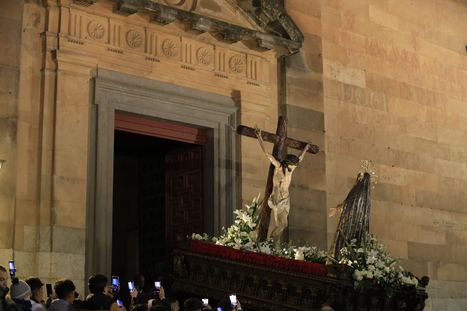 La Hermandad Universitaria recorre el centro de Salamanca en el Martes Santo