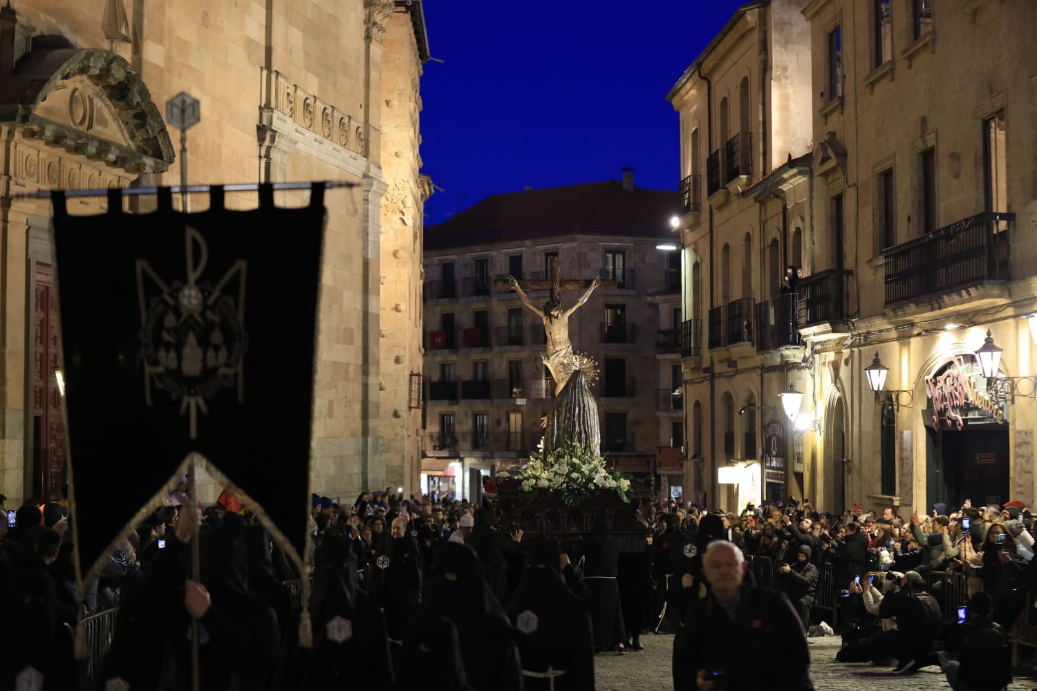 La Hermandad Universitaria recorre el centro de Salamanca en el Martes Santo