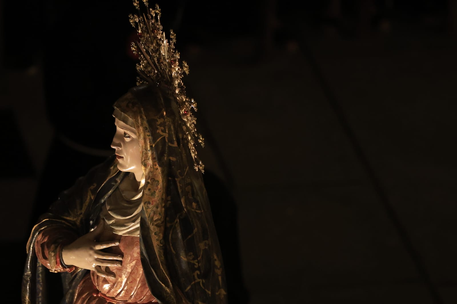 La Hermandad Universitaria recorre el centro de Salamanca en el Martes Santo