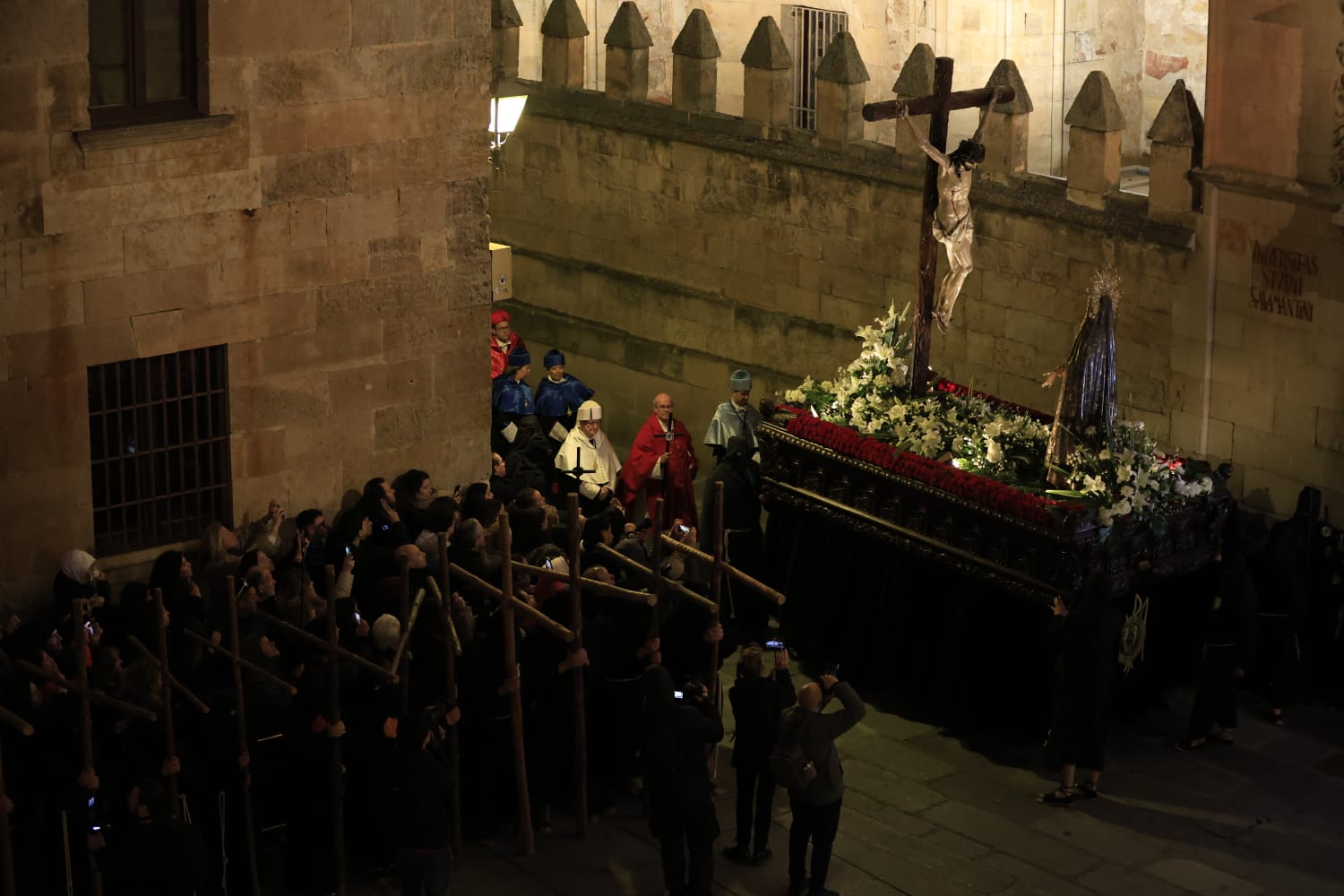 La Hermandad Universitaria recorre el centro de Salamanca en el Martes Santo