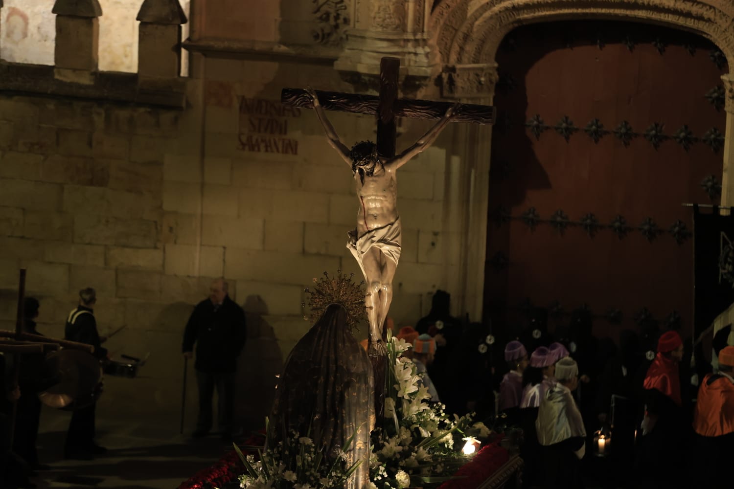 La Hermandad Universitaria recorre el centro de Salamanca en el Martes Santo