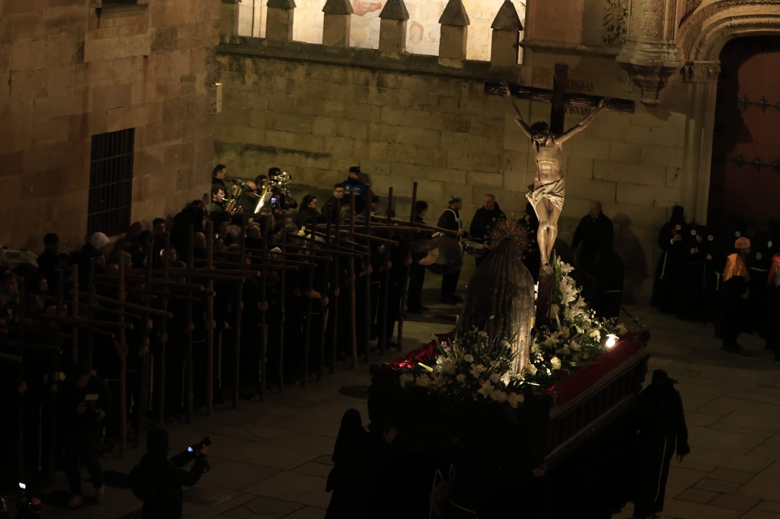 La Hermandad Universitaria recorre el centro de Salamanca en el Martes Santo