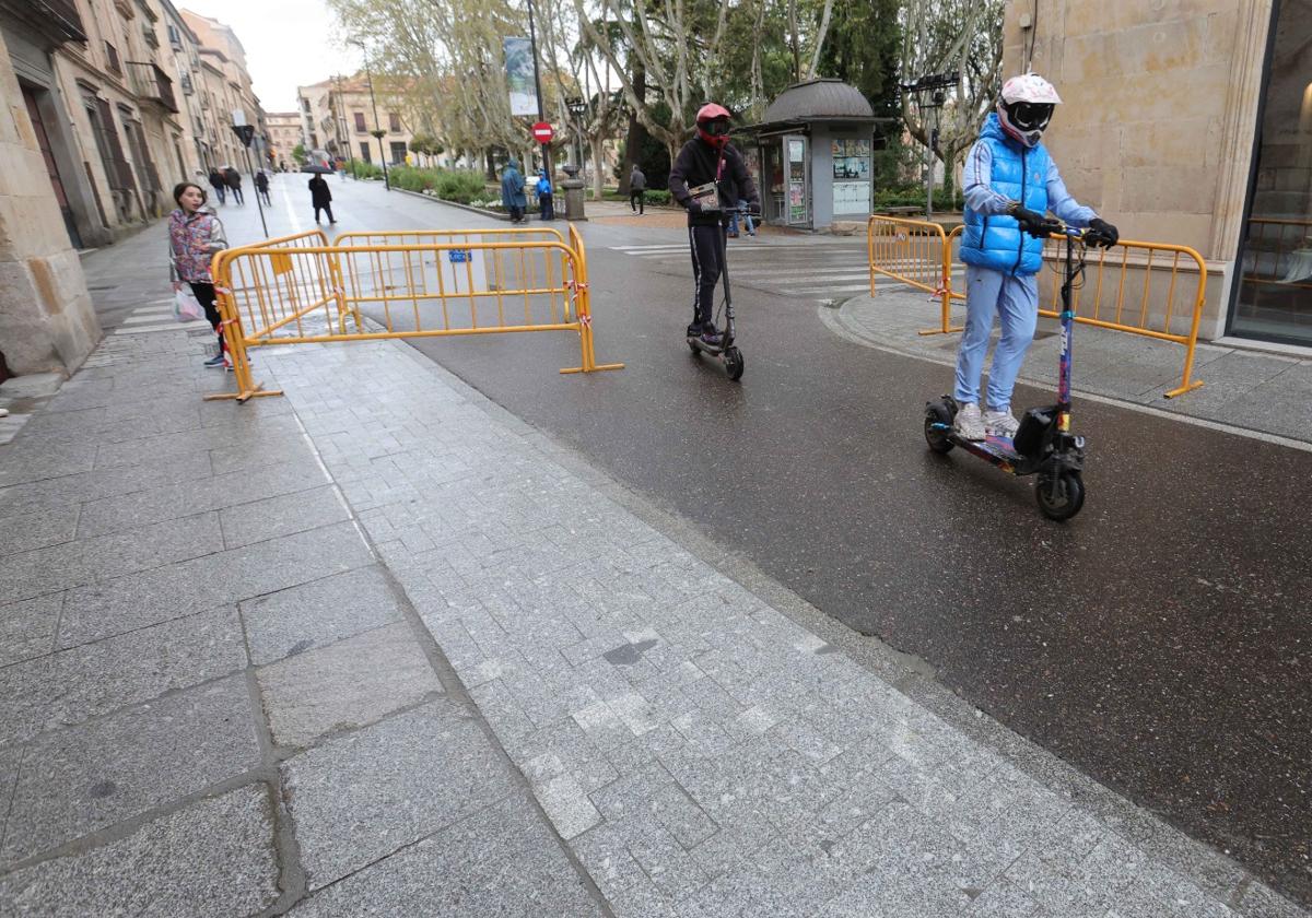 El discutible arreglo de la calle de Salamanca donde peatones y buses compiten por la acera