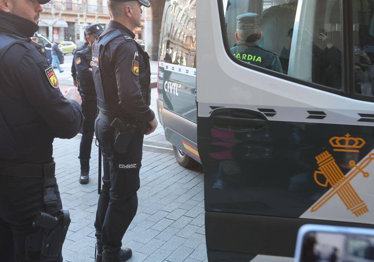 Imagen de archivo de un furgón de la Guardia Civil en la Audiencia Provincial de Salamanca.