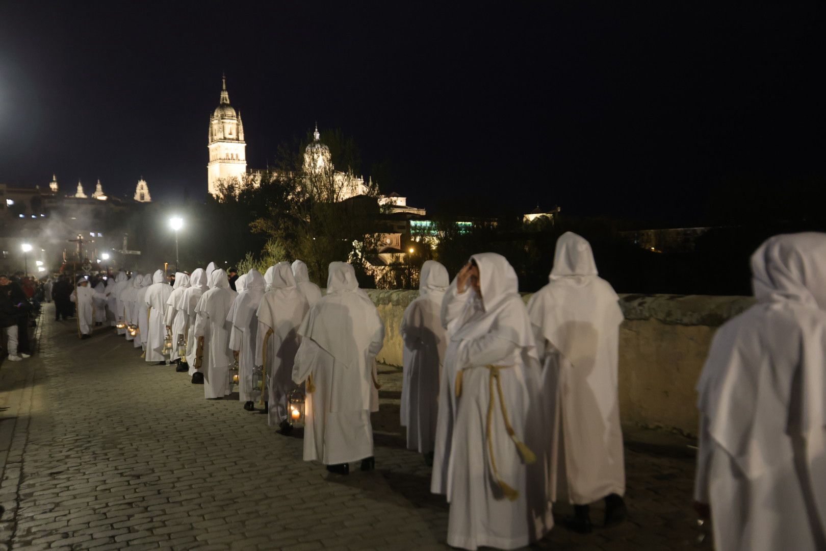 La marcha blanca del Cristo del Amor y de la Paz sobre el Tormes