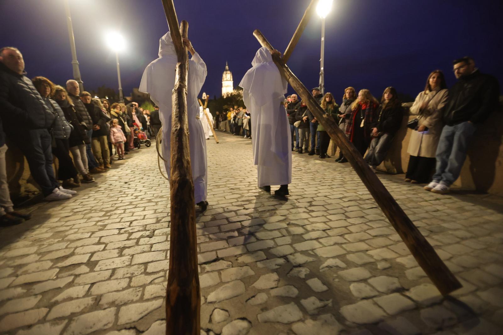 La marcha blanca del Cristo del Amor y de la Paz sobre el Tormes
