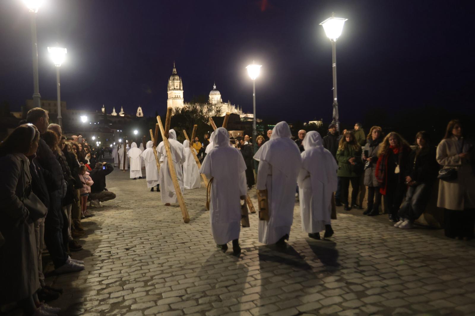 La marcha blanca del Cristo del Amor y de la Paz sobre el Tormes