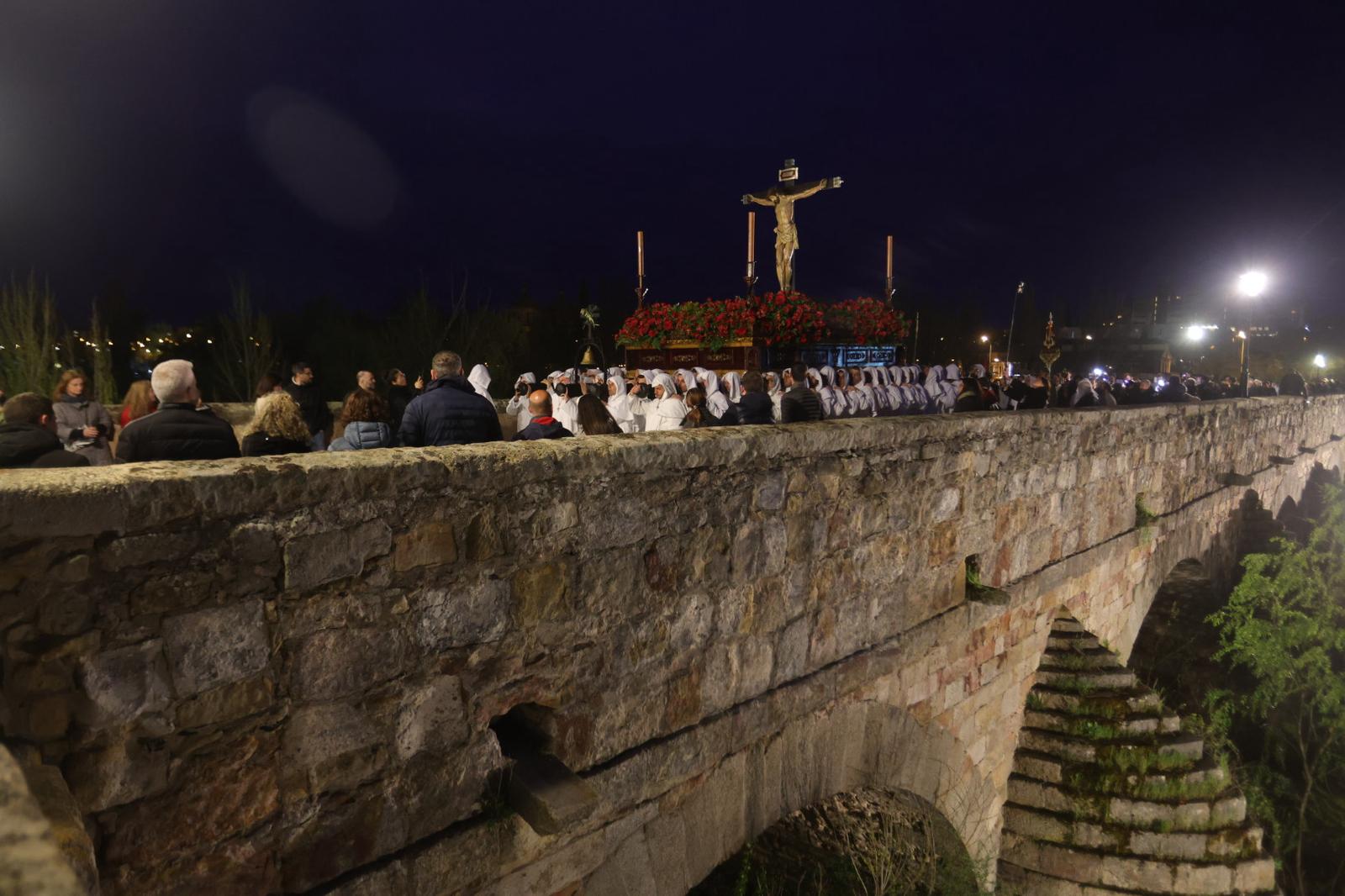 La marcha blanca del Cristo del Amor y de la Paz sobre el Tormes