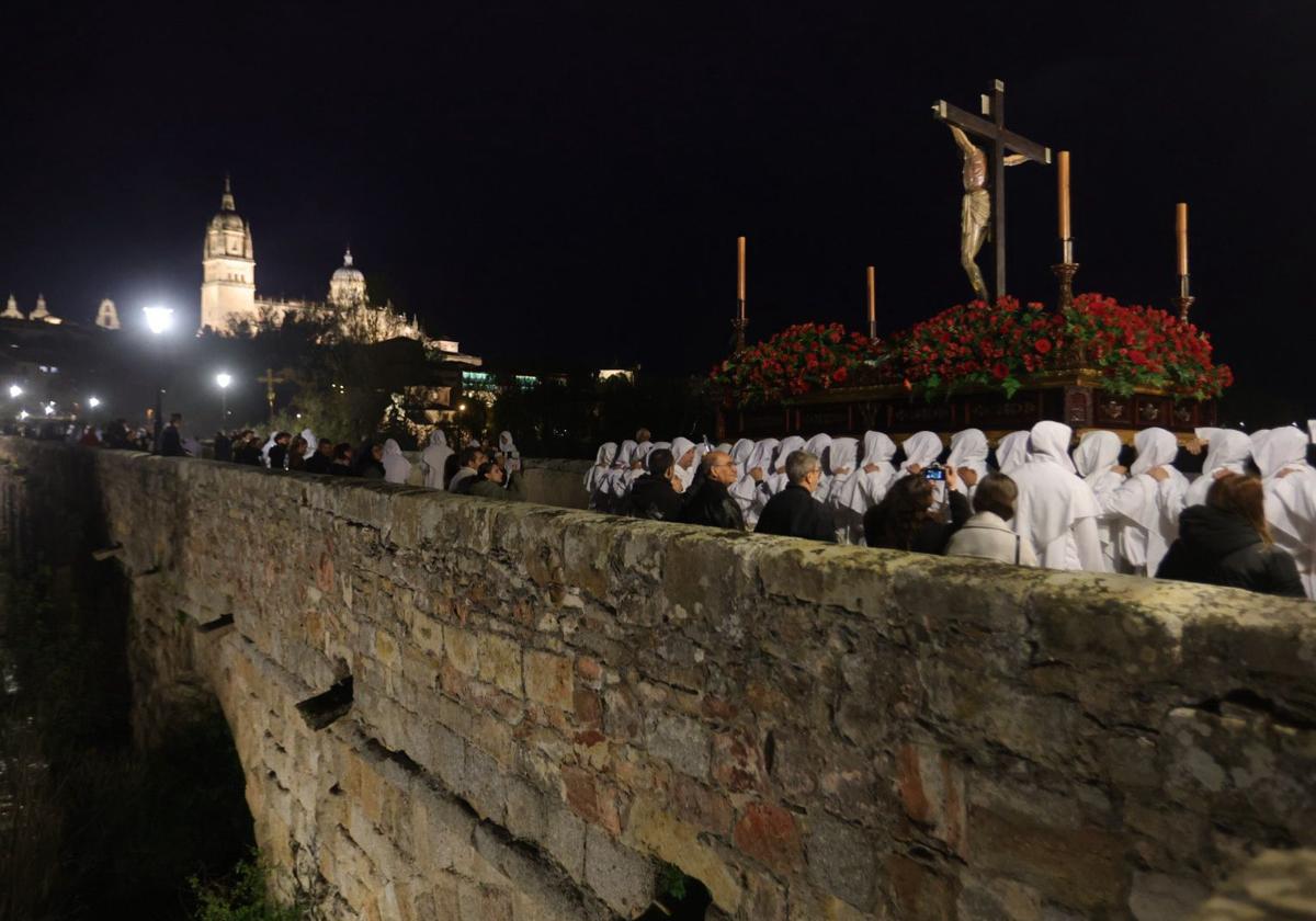 La marcha blanca del Cristo del Amor y de la Paz sobre el Tormes