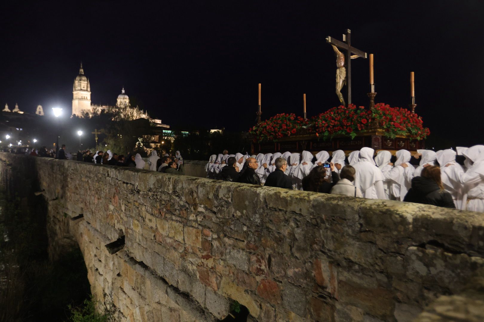 La marcha blanca del Cristo del Amor y de la Paz sobre el Tormes