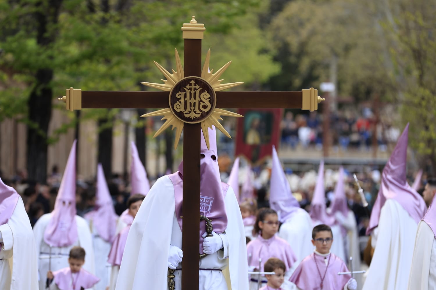 Un renovado paso lleno de expectación convence en la procesión de la Seráfica Hermandad