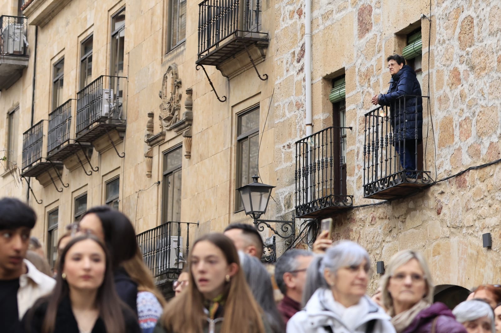 Un renovado paso lleno de expectación convence en la procesión de la Seráfica Hermandad