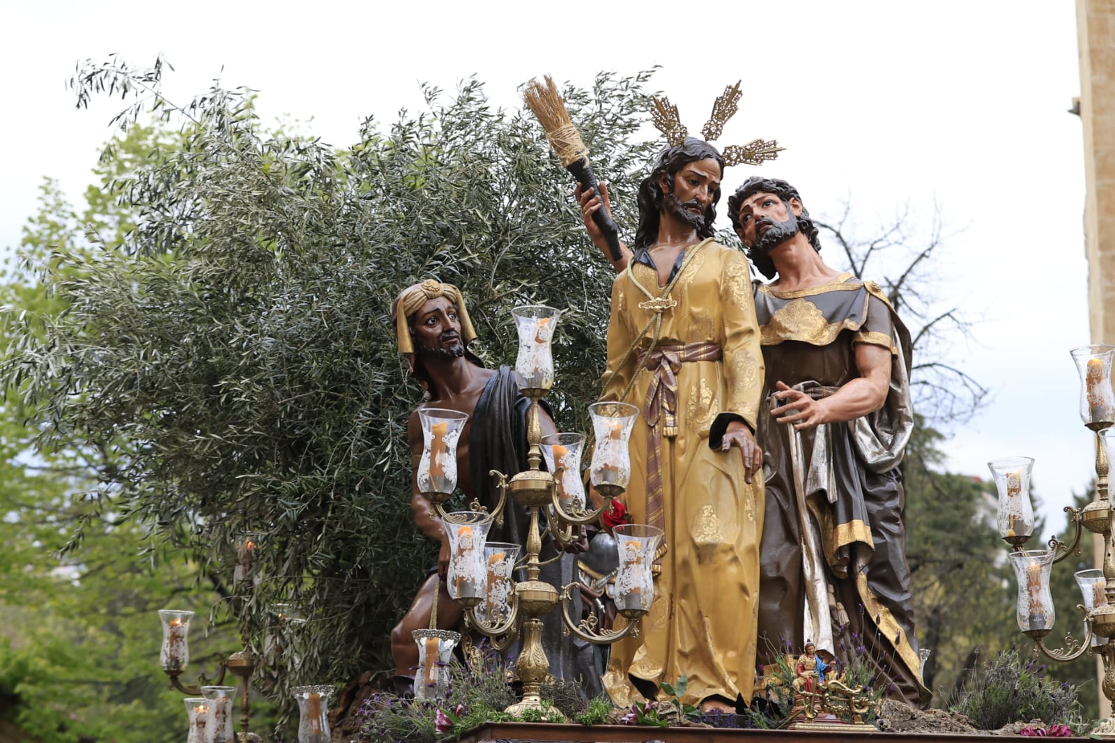 Un renovado paso lleno de expectación convence en la procesión de la Seráfica Hermandad