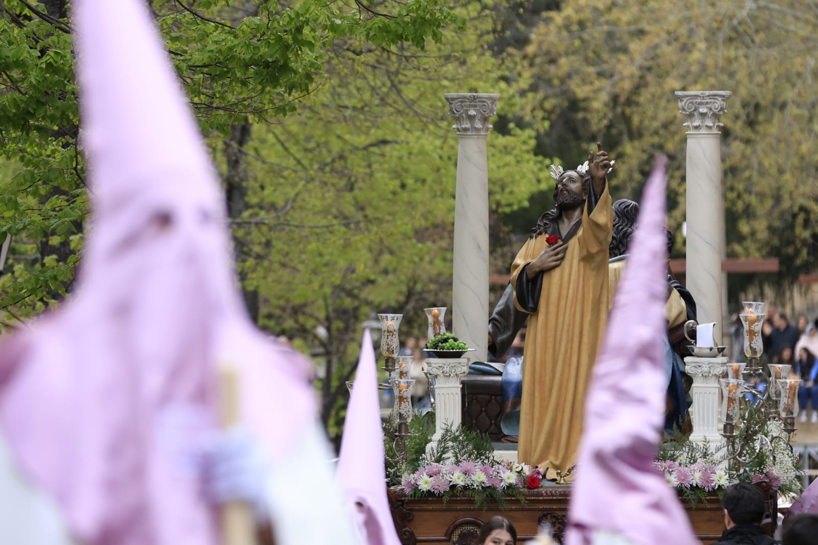 Un renovado paso lleno de expectación convence en la procesión de la Seráfica Hermandad