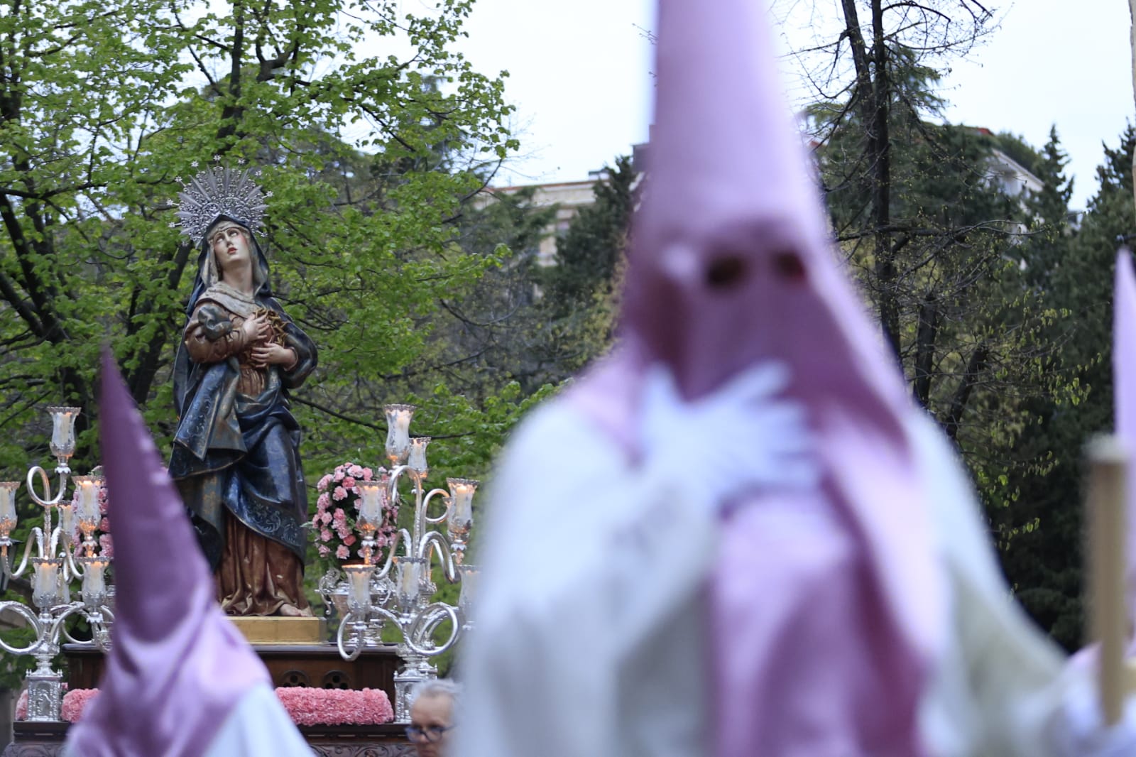Un renovado paso lleno de expectación convence en la procesión de la Seráfica Hermandad