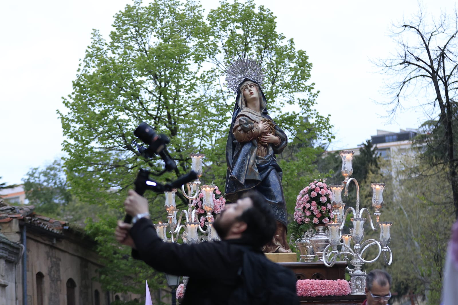 Un renovado paso lleno de expectación convence en la procesión de la Seráfica Hermandad