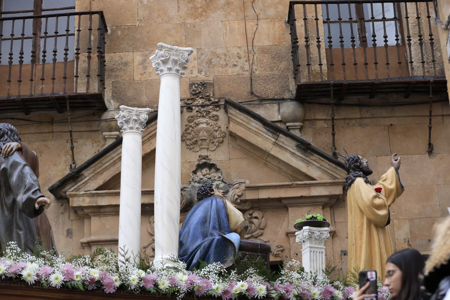 Un renovado paso lleno de expectación convence en la procesión de la Seráfica Hermandad