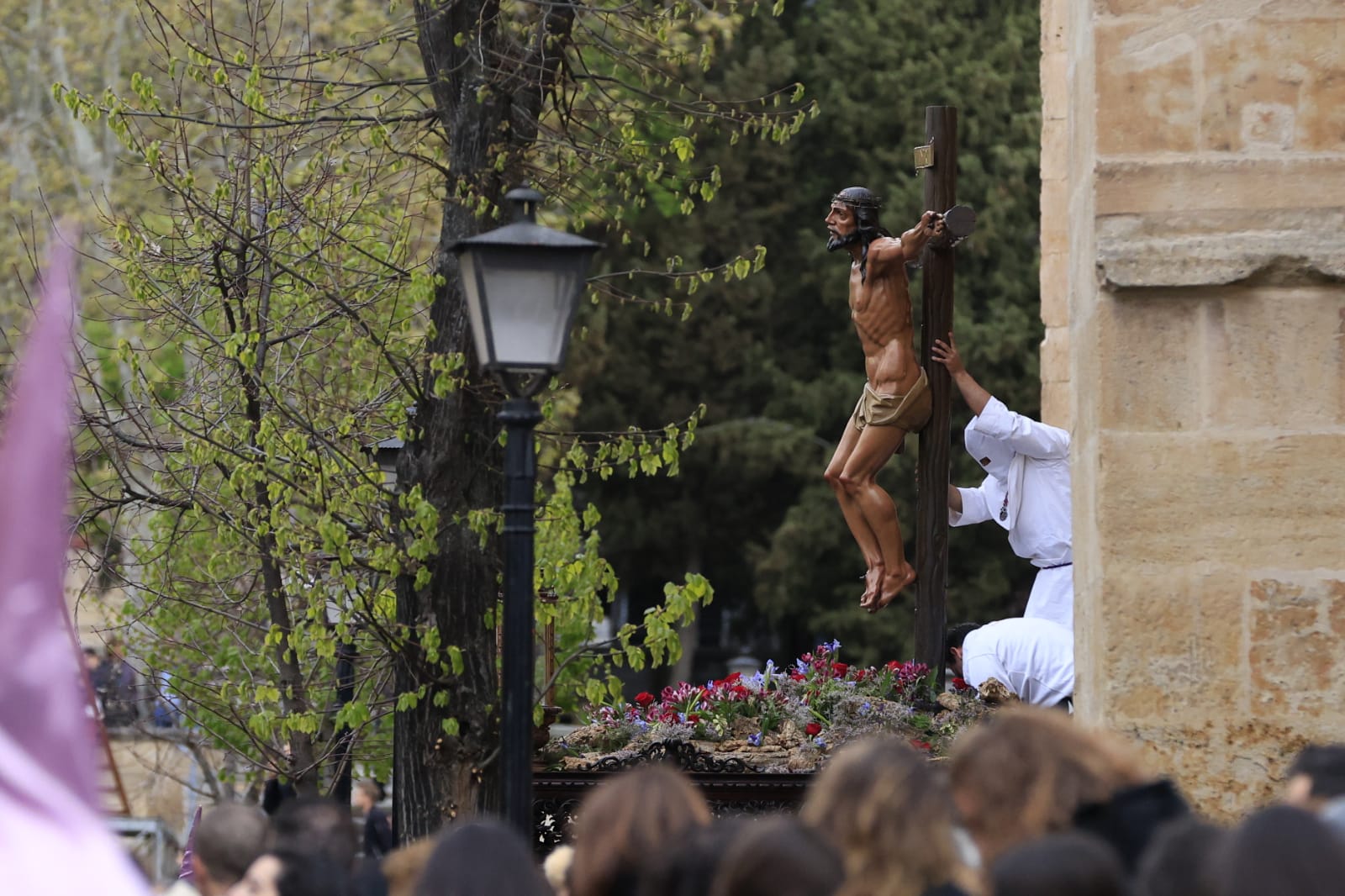 Un renovado paso lleno de expectación convence en la procesión de la Seráfica Hermandad
