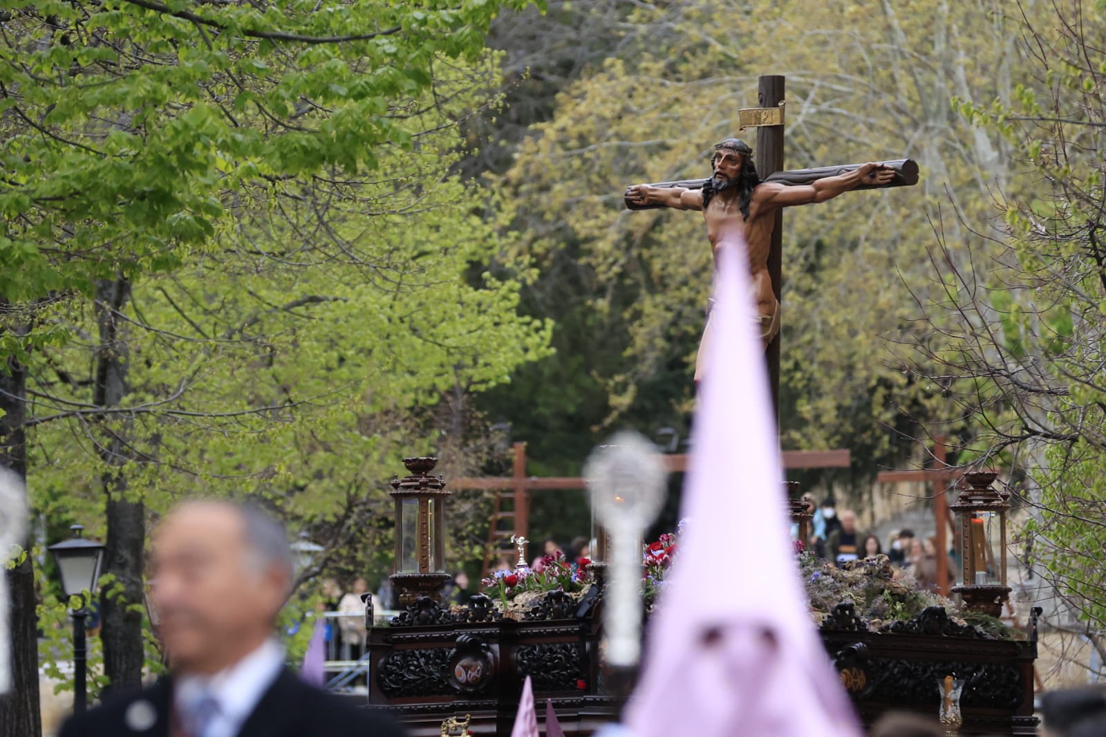 Un renovado paso lleno de expectación convence en la procesión de la Seráfica Hermandad