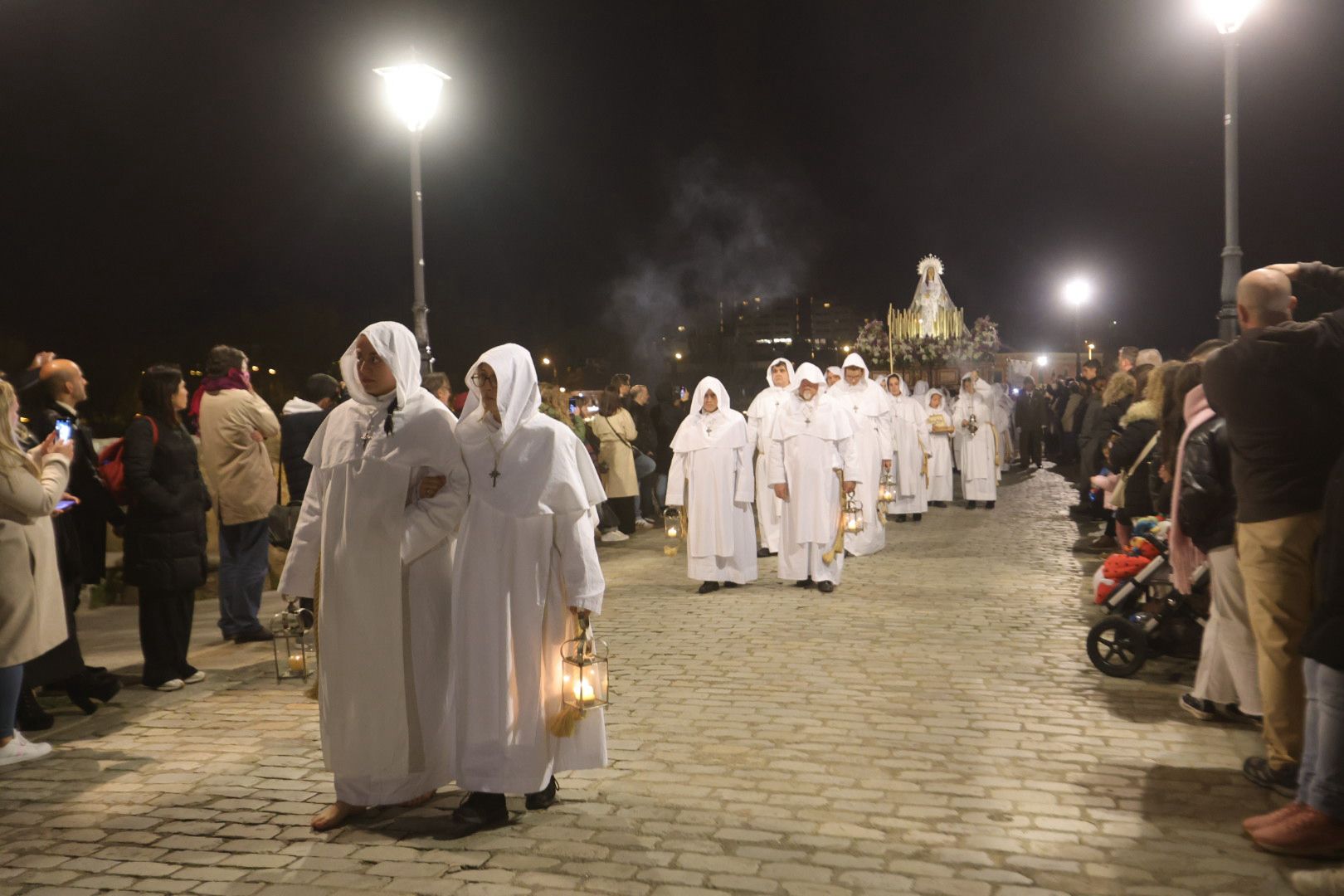 La marcha blanca del Cristo del Amor y de la Paz sobre el Tormes