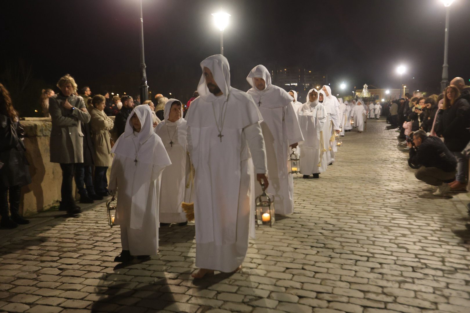 La marcha blanca del Cristo del Amor y de la Paz sobre el Tormes