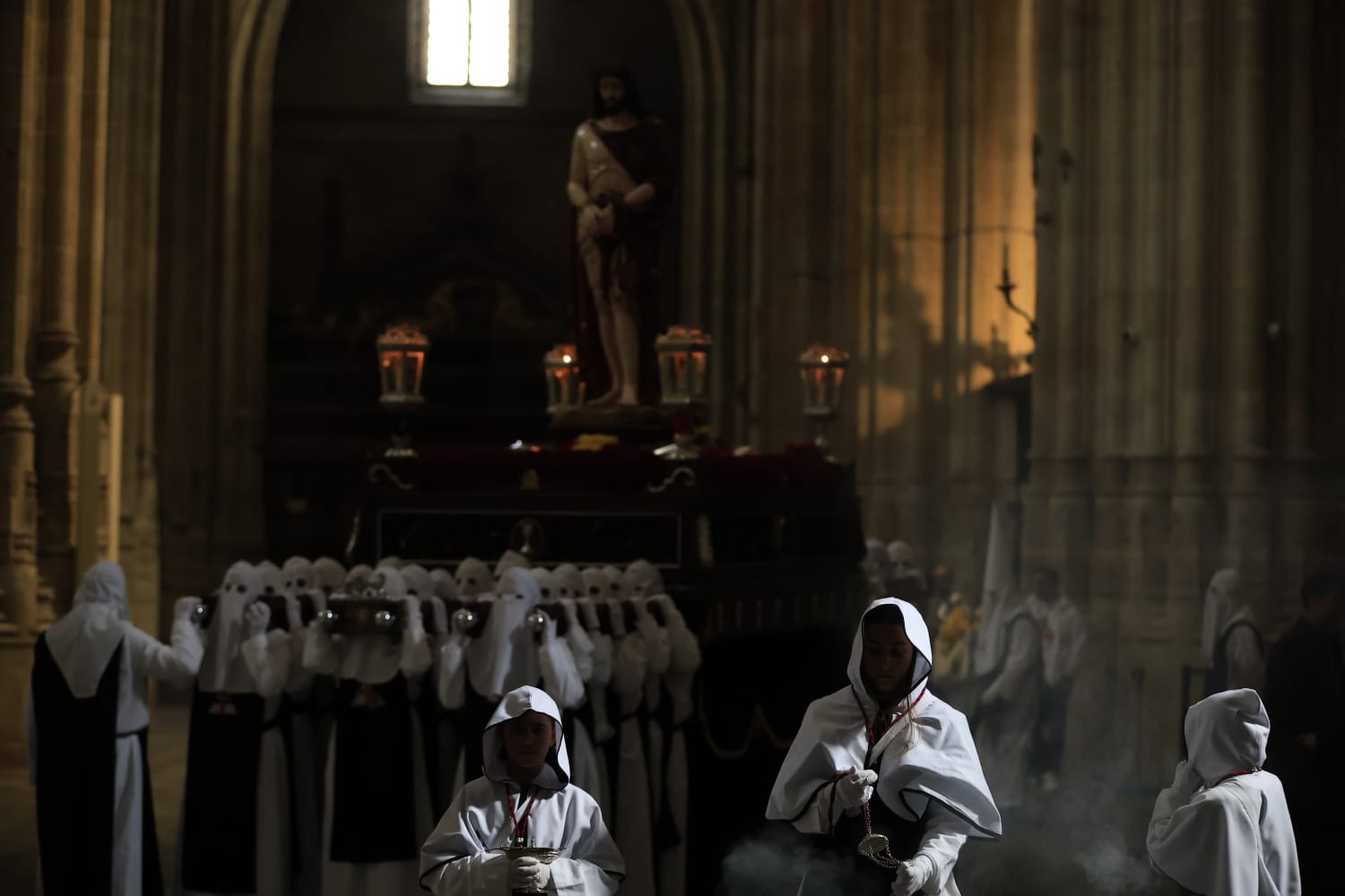 La lluvia respeta el Jueves Santo de Salamanca con el Vía Crucis desde la Catedral