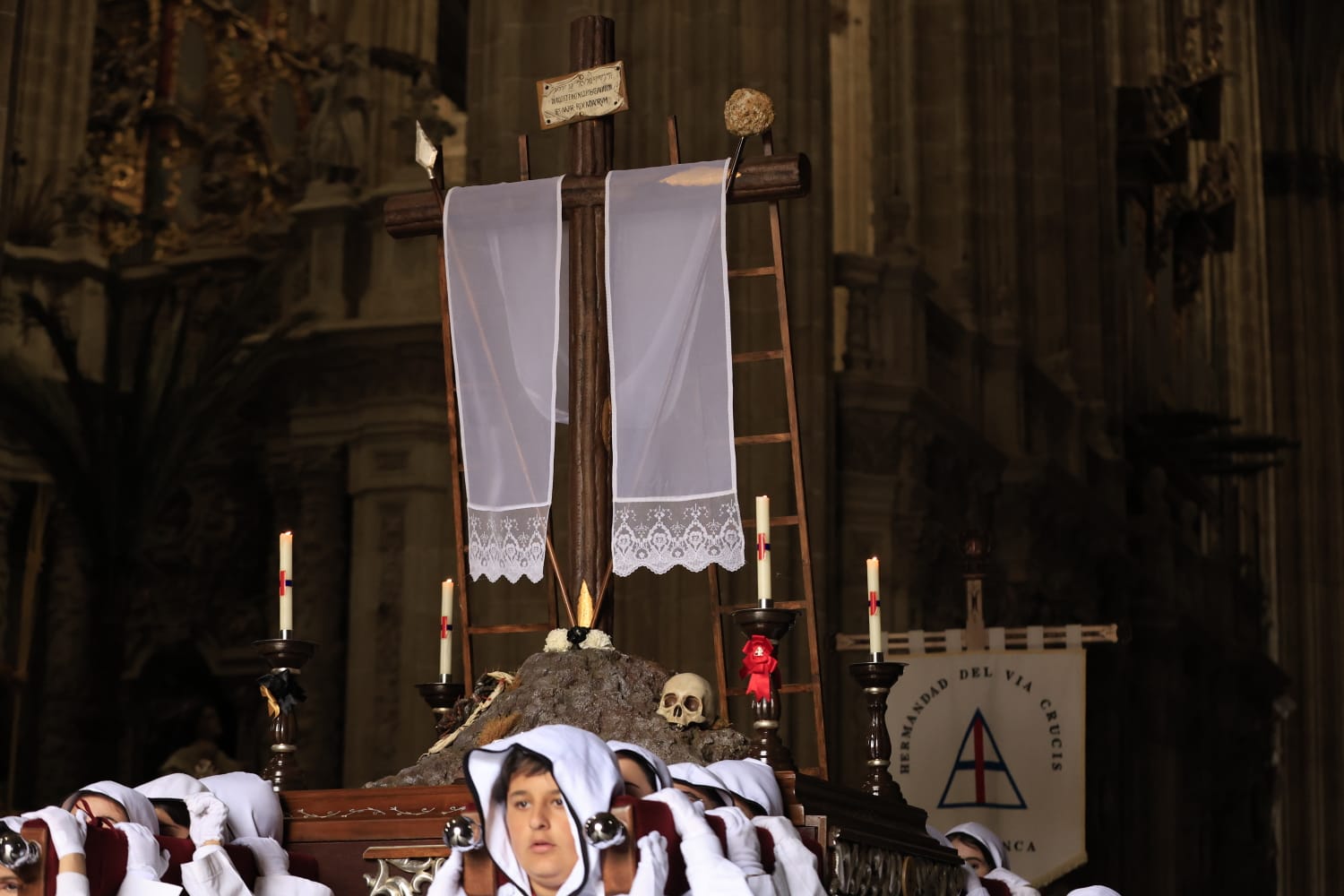 La lluvia respeta el Jueves Santo de Salamanca con el Vía Crucis desde la Catedral
