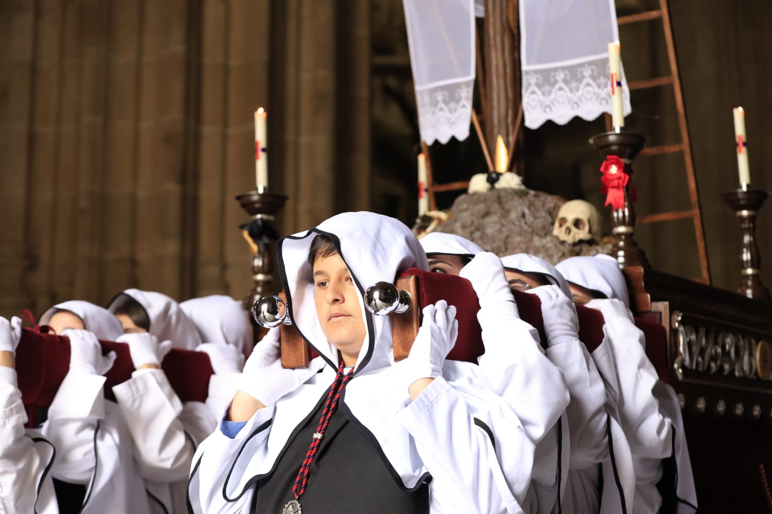 La lluvia respeta el Jueves Santo de Salamanca con el Vía Crucis desde la Catedral