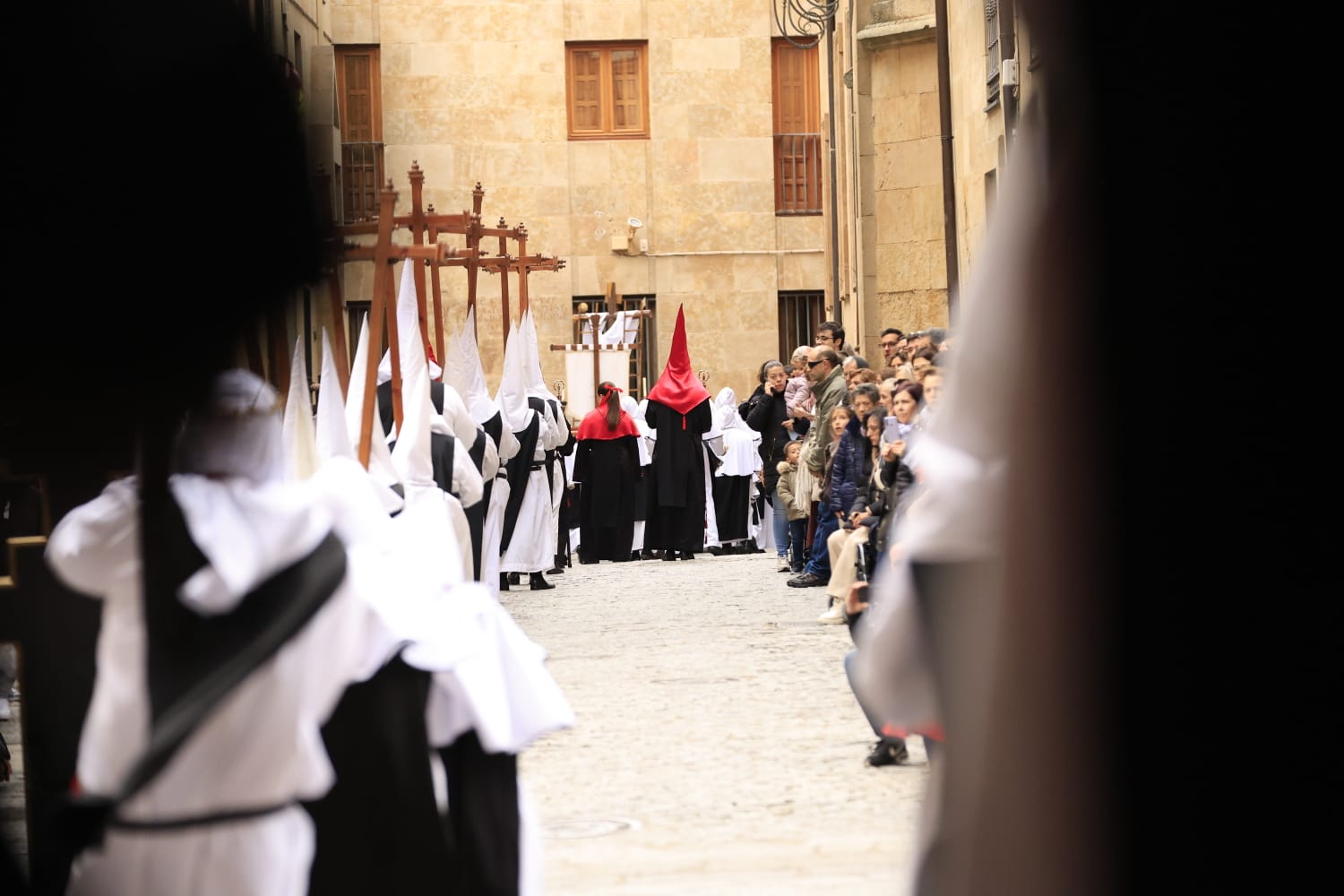 La lluvia respeta el Jueves Santo de Salamanca con el Vía Crucis desde la Catedral
