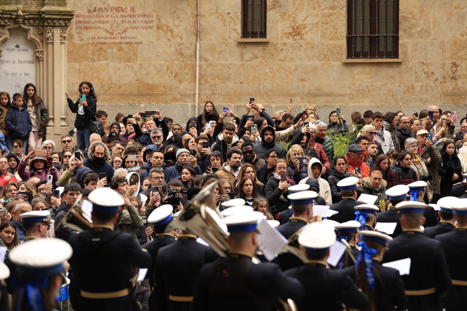 La lluvia respeta el Jueves Santo de Salamanca con el Vía Crucis desde la Catedral