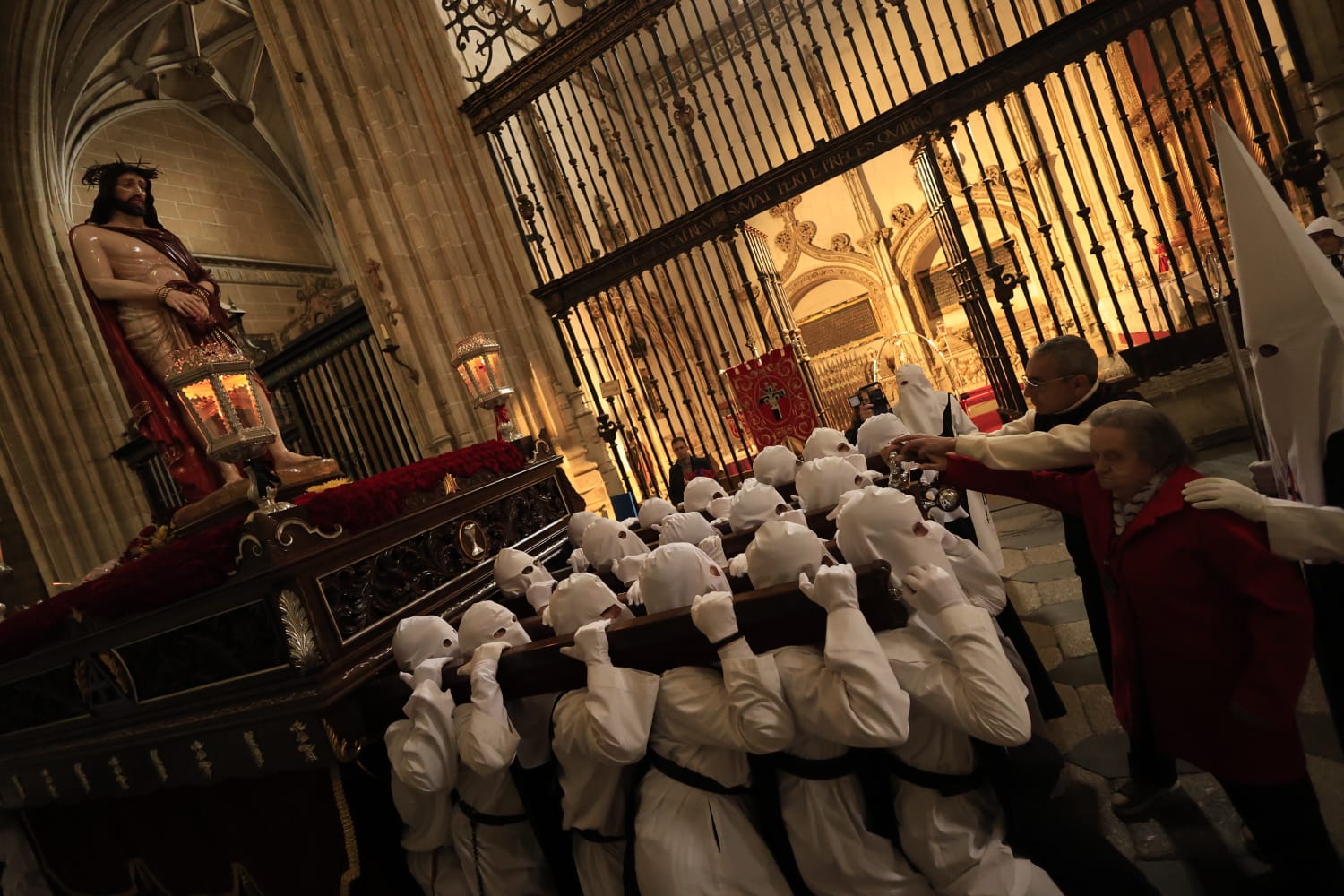 La lluvia respeta el Jueves Santo de Salamanca con el Vía Crucis desde la Catedral