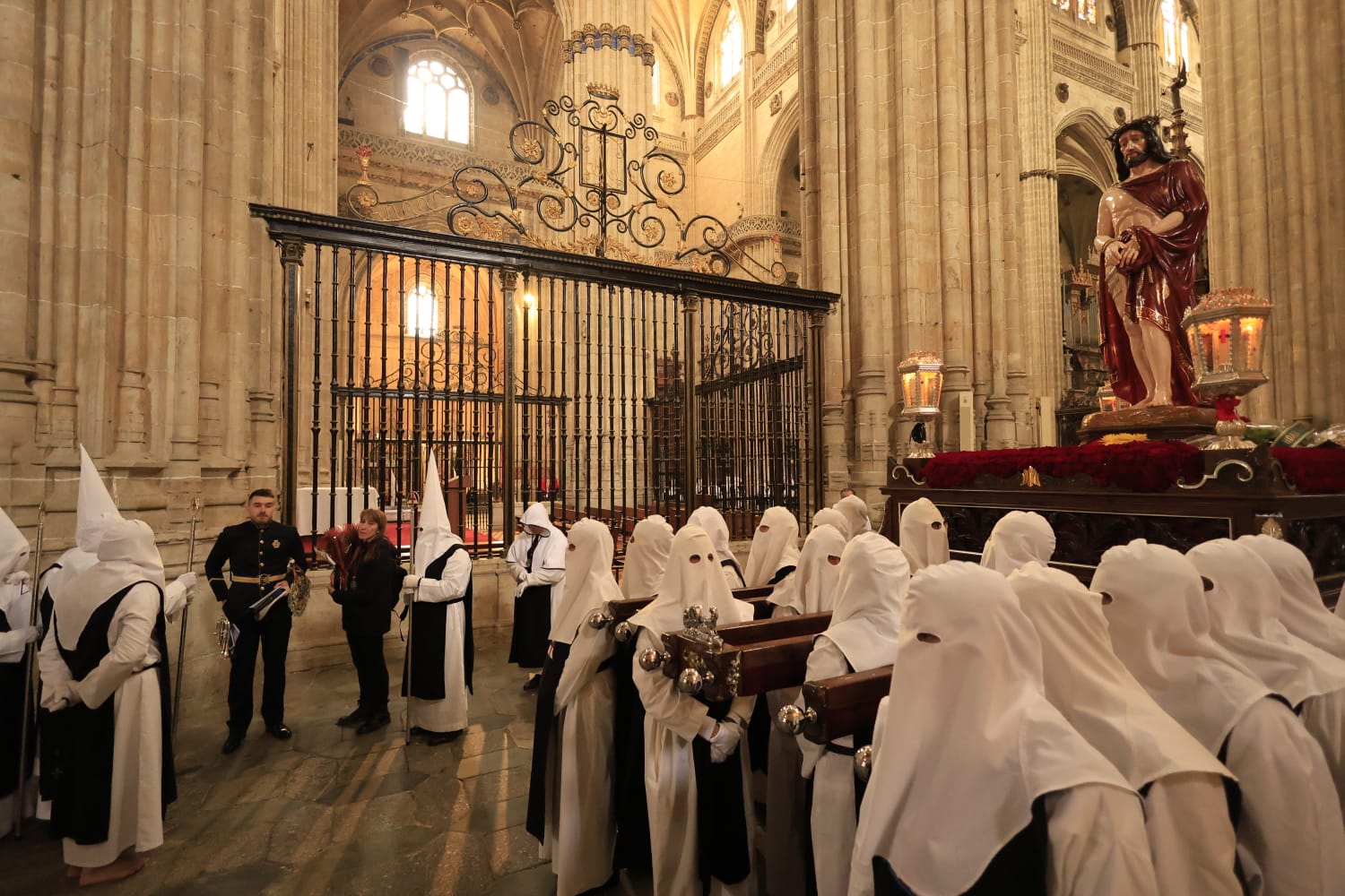La lluvia respeta el Jueves Santo de Salamanca con el Vía Crucis desde la Catedral