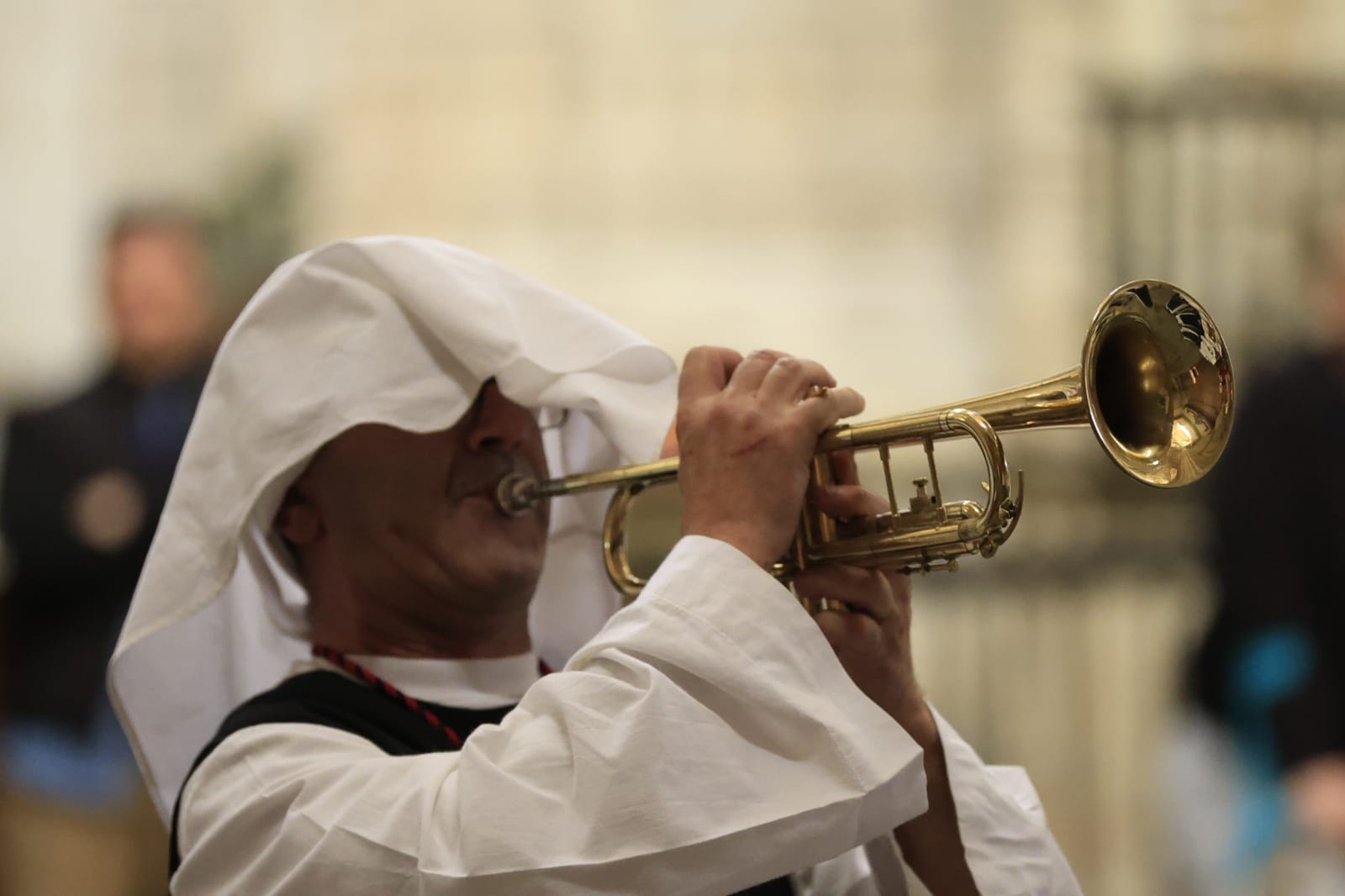La lluvia respeta el Jueves Santo de Salamanca con el Vía Crucis desde la Catedral