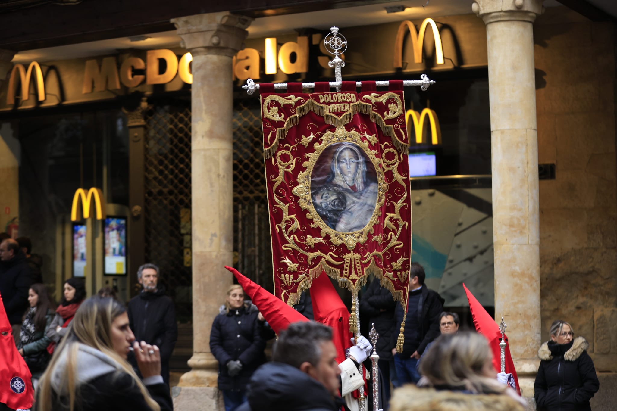 La Hermandad Dominicana recorre Salamanca bajo una madrugada serena