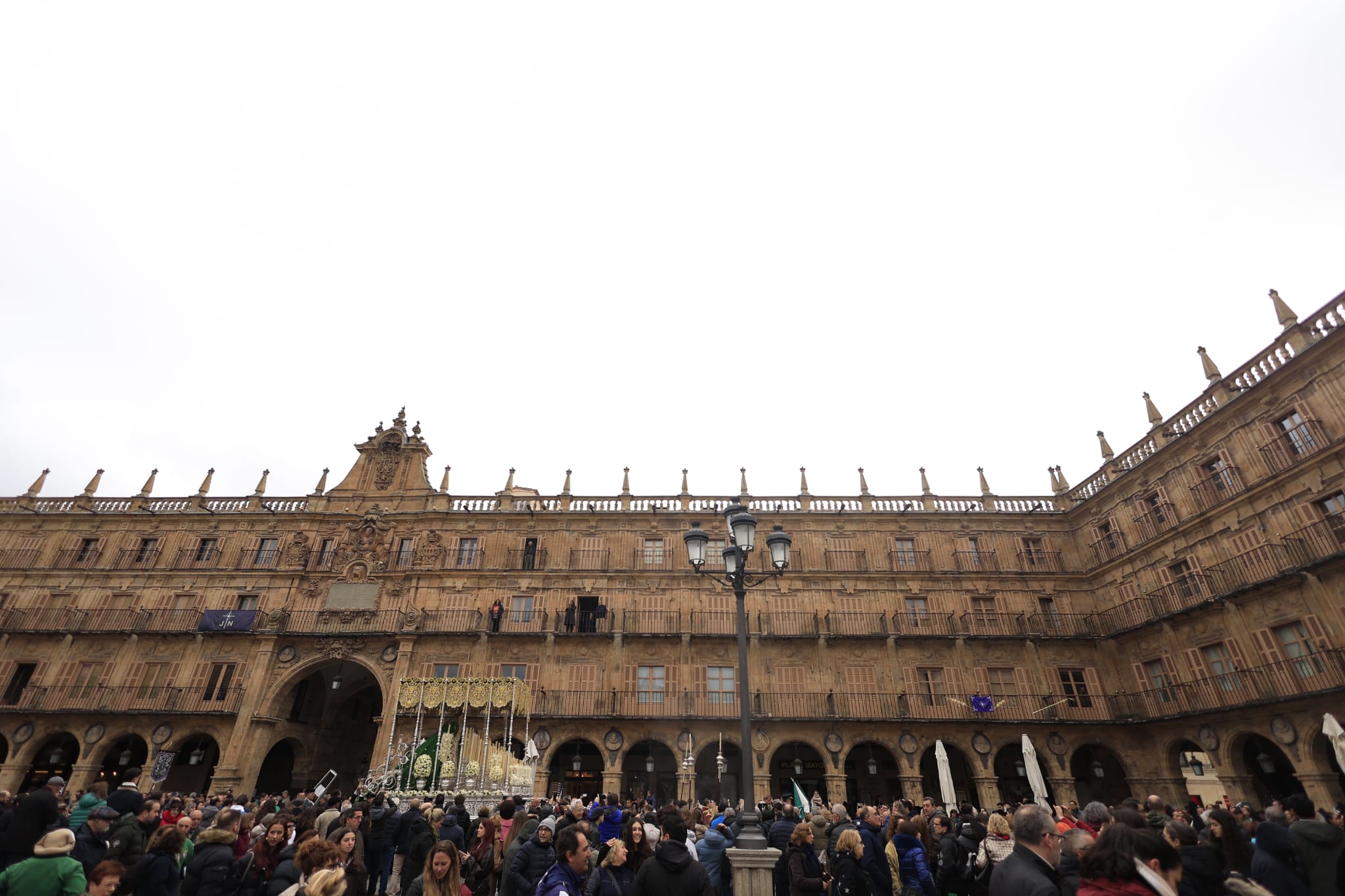 La Hermandad Dominicana recorre Salamanca bajo una madrugada serena