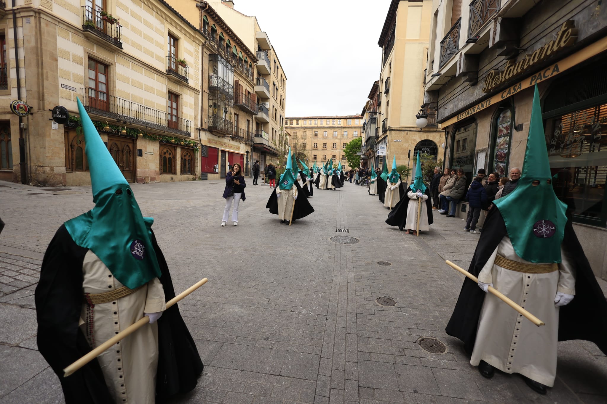 La Hermandad Dominicana recorre Salamanca bajo una madrugada serena