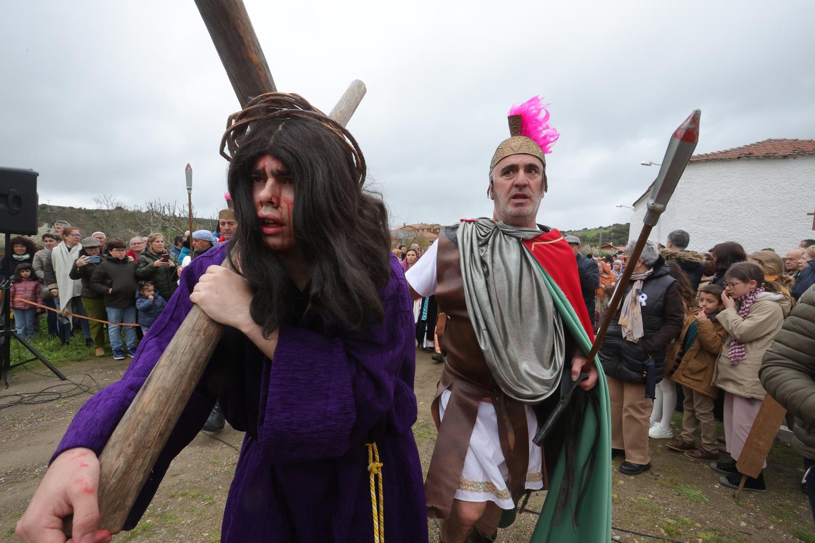 Serradilla del Arroyo representa su tradicional Pasión Viviente