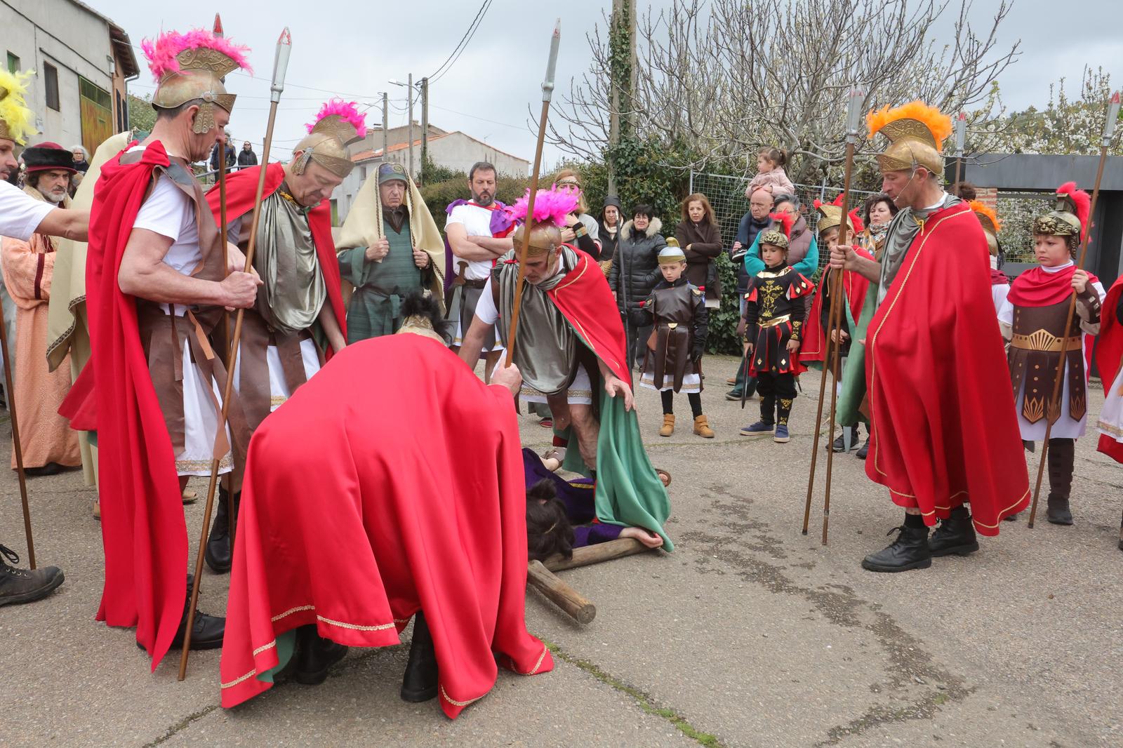 Serradilla del Arroyo representa su tradicional Pasión Viviente