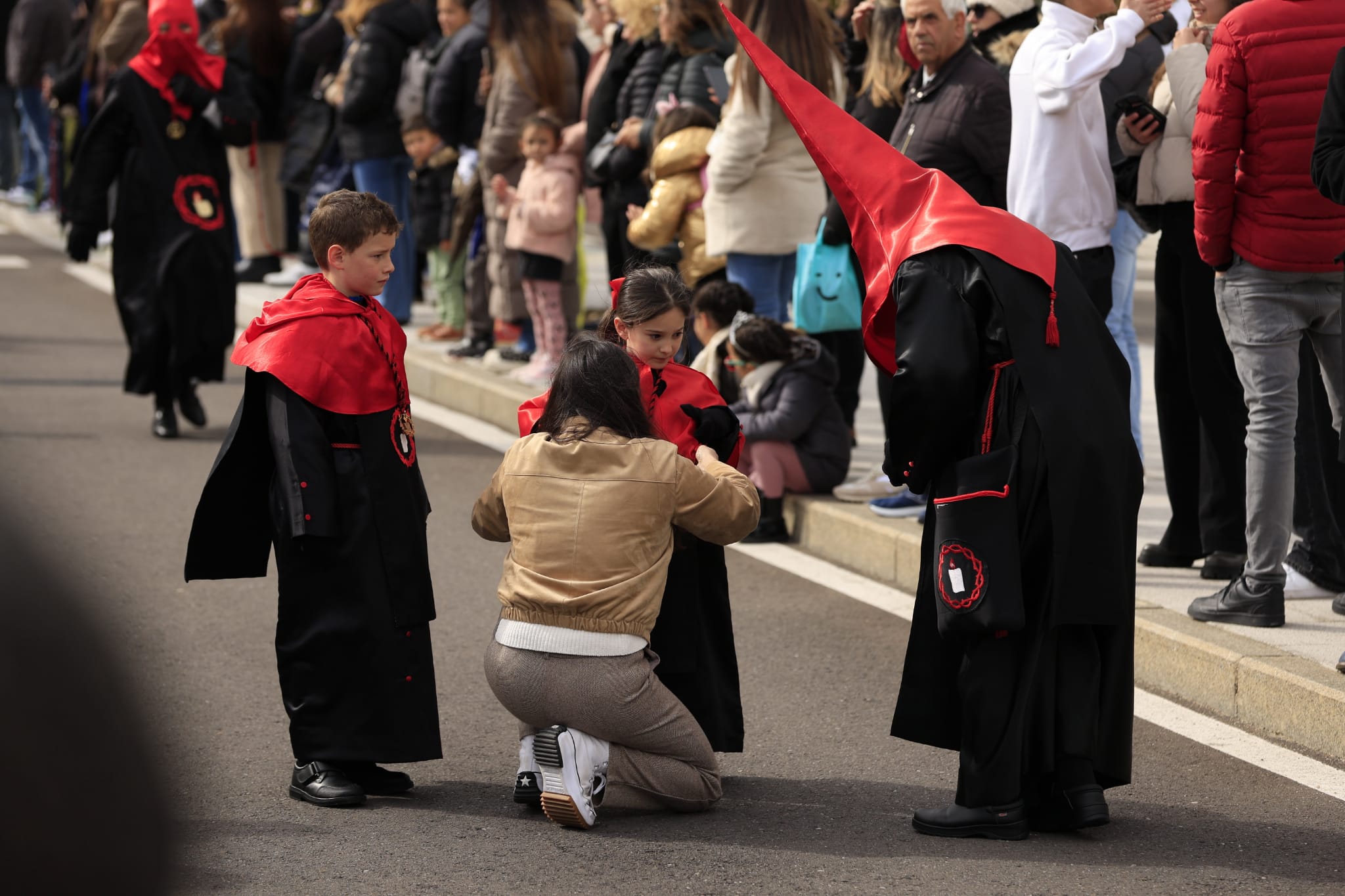 El Cristo de la Vela sale a medio camino y con chubasquero ante la amenaza de lluvia
