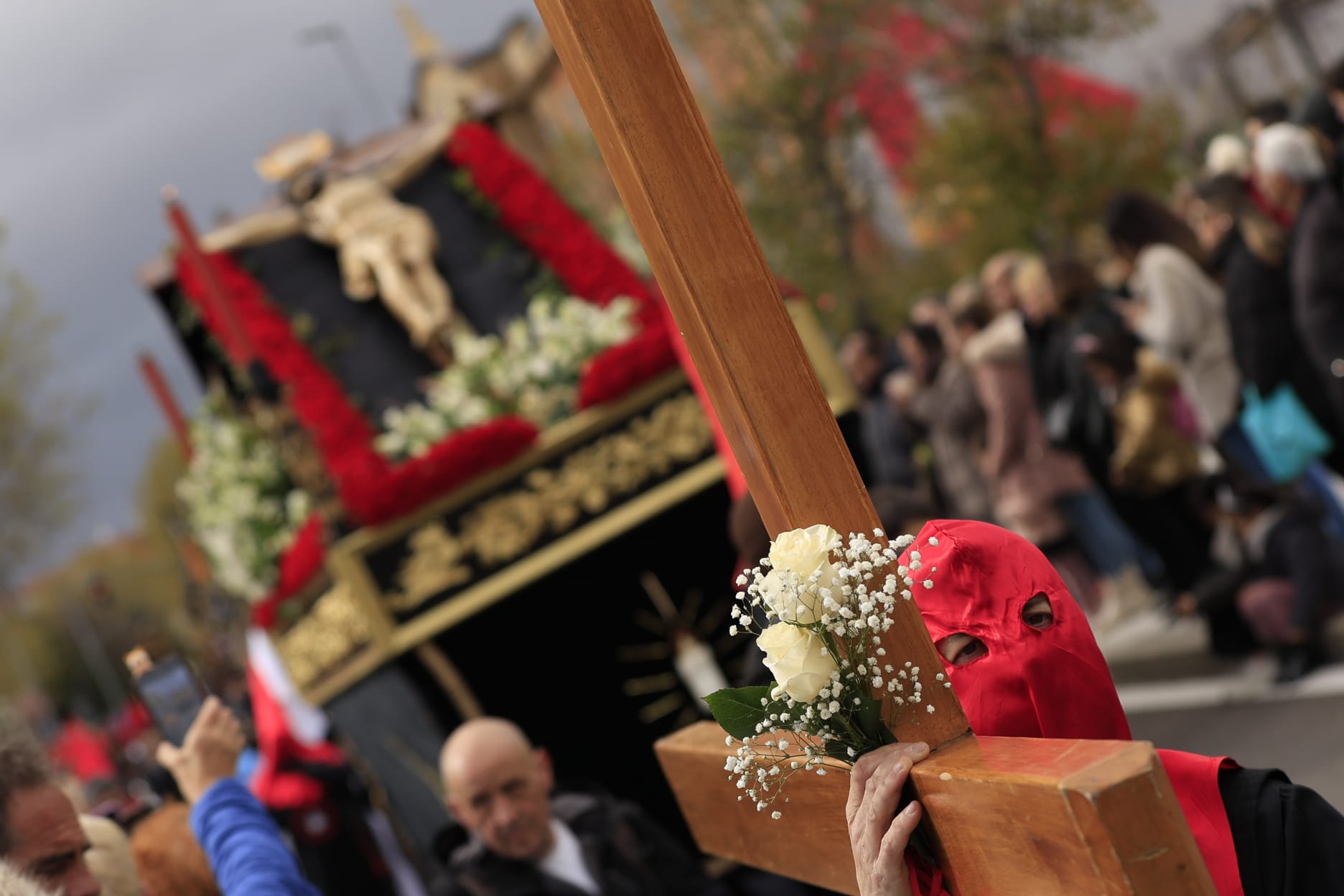 El Cristo de la Vela sale a medio camino y con chubasquero ante la amenaza de lluvia